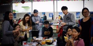 开展户外烧烤活动